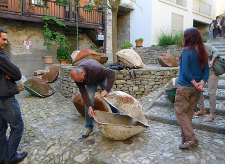 proiezione di un peperone tagliato a fete con sedano su una facciata