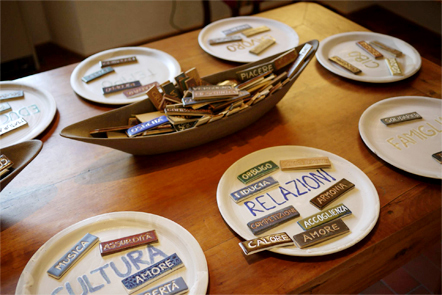 proiezione di un personaggio composto da verdura e formagggio su un portone