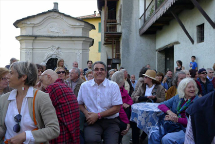 proiezione di un peperone tagliato a fete con sedano su una facciata