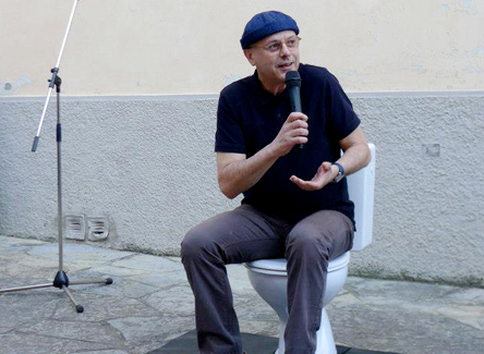 proiezione di un personaggio composto da verdura e formagggio su un portone