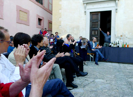proiezione di caramelle su facciata di casa