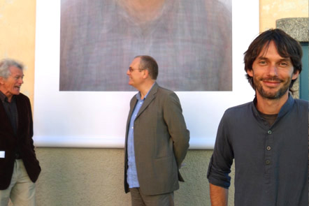 proiezione di caramelle su facciata di casa