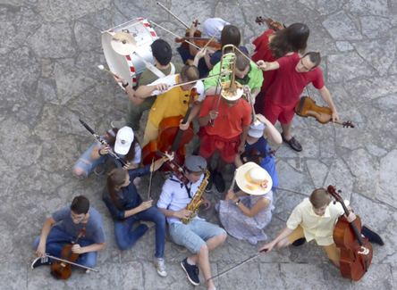Gente durante l'apertura del vernissage un occhio alla valle