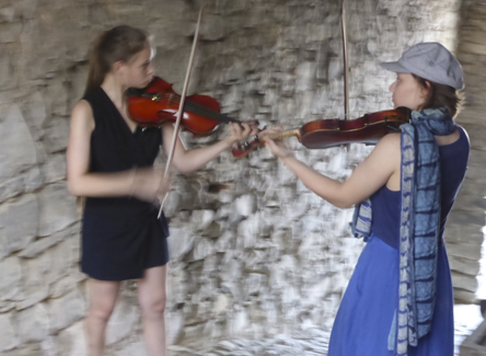 Gente che osserva le foto dell'istallazione fotografica, un occhio alla valle