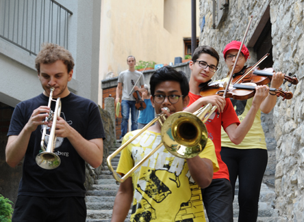 Willem Schulz che si prepara per una Hauspespielung a Casima