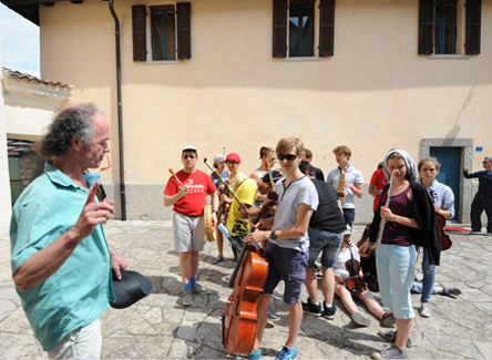 >Willem Schulz suonando il violino a Casima